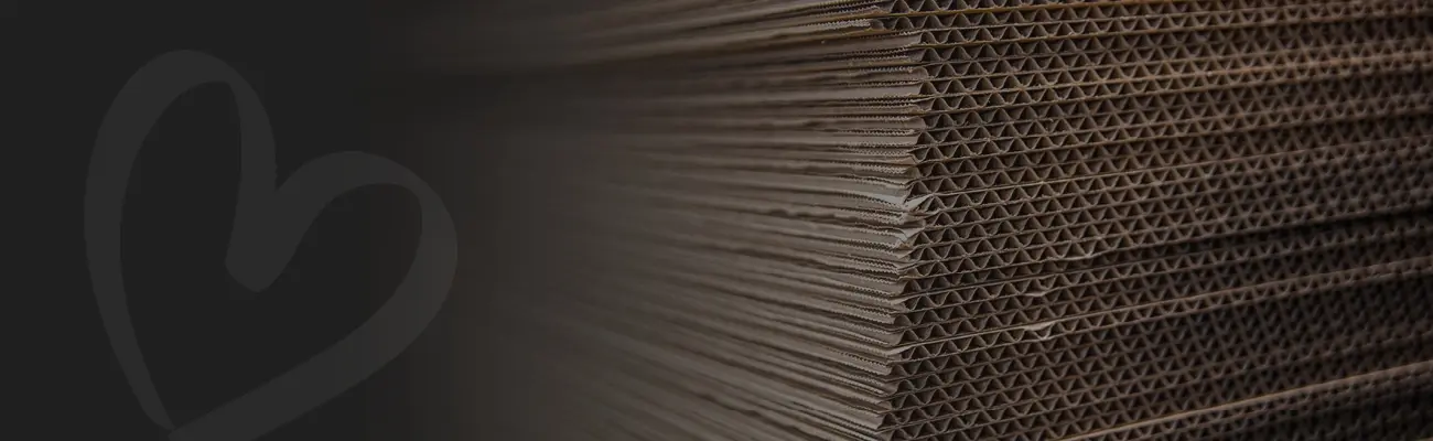 Stapel nachhaltiger Wellpappe im Detail. Umweltfreundliches Verpackungsmaterial aus Recyclingkarton für Möbelversand und ökologische Logistiklösungen.